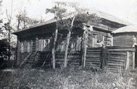 Курганская область. Варгашинский район, село Барашково, 1938, октябрь, 12 — Учитель Барашковской школы Варгашинского района Иван Алексеевич
Преображенский у здания школы. Иван Алексеевич вместе с женой Ольгой Алексеевной основал школу в селе Барашково Варгашинского района. Фото из архива Алексея Канунникова.
